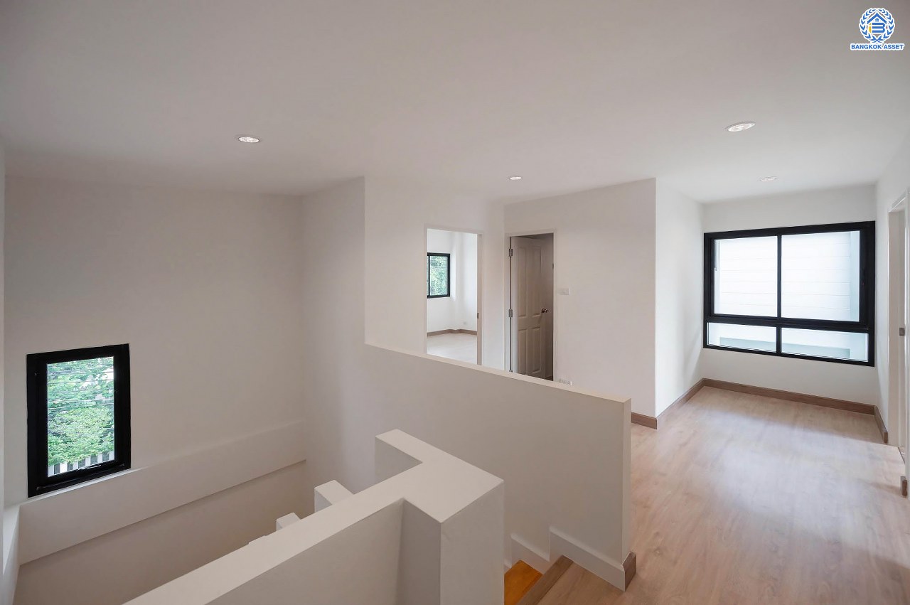 บ้านมือสองตกแต่งใหม่ โครงการ มณธานี บางแค บ้านเดี่ยว 3 ชั้น ดีไซน์หรูหรา เนื้อที่กว้าง 55.3 ตร.ว. พื้นที่ใช้สอย 240 ตร.ม. ฟังก์ชัน 5 ห้องนอน 4 ห้องน้ำ 2 ที่จอดรถ ฟังก์ชันครบตอบทุกไลฟ์สไตล์ บนทำเลศักยภาพ เชื่อมต่อถนนกาญจนาภิเษก ใกล้เดอะมอลล์บางแค ใกล้รถไฟฟ้าสายสีน้ำเงิน "สถานีหลักสอง" และจุดขึ้นทางด่วน "กาญจนาภิเษก"...